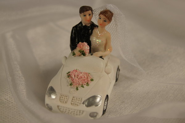 Hochzeitspaar Figur im Auto